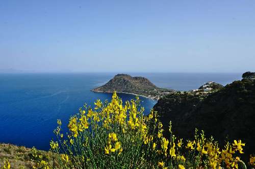 In barca a vela nel Mediterraneo a-casa-di-eolo-filicudi.jpg