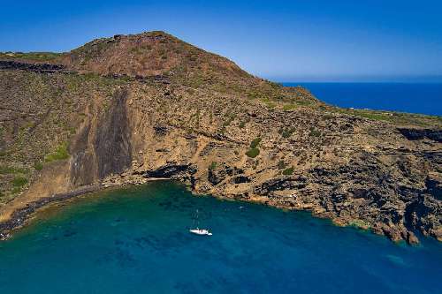 In barca a vela nel Mediterraneo quasi-tropici-linosa.jpg